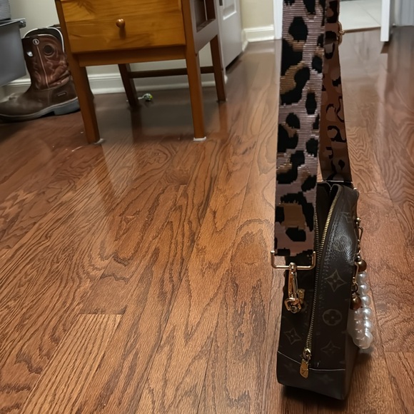 Beautiful refurbished LV with pearl straps and has side hook for crossbody strap - Picture 8 of 8